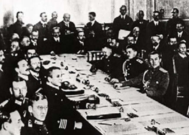 El Imperio Otomano firma un armisticio.