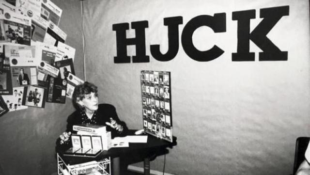 Colombia:  Aparecen las primera emisoras culturales HJCK, RCN, CARACOL y TODELAR