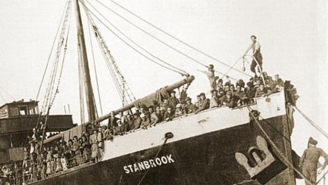 Miles de refugiados republicanos tratan de embarcar en Alicante.