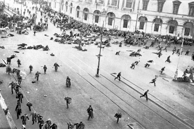 LOS BOLCHEVIQUES TOMAN EL PALACIO DE INVIERNO.