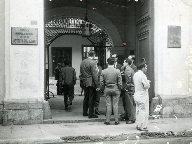 Pasó a dar cátedra en la Pontificia Universidad Católica