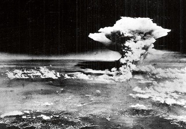USA slipper den første atombomben over Hiroshima