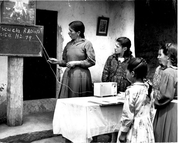 ESCUELAS RADIOFÓNICAS EN COLOMBIA
