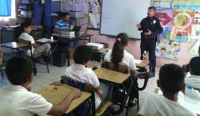 Platicas de prevención por el DARE