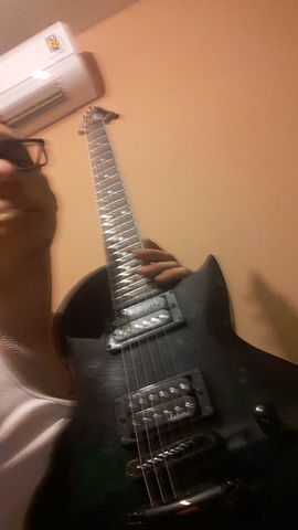 Me regalan mi primera guitarra electrica