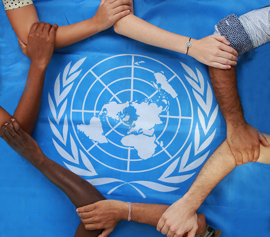 La ONU adopta la Convención Internacional sobre la eliminación de todas las formas de discriminación racial.