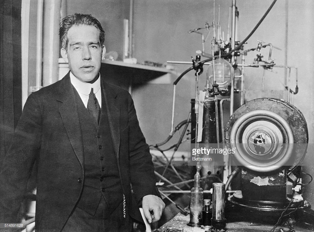 El físico danés Niels Bohr