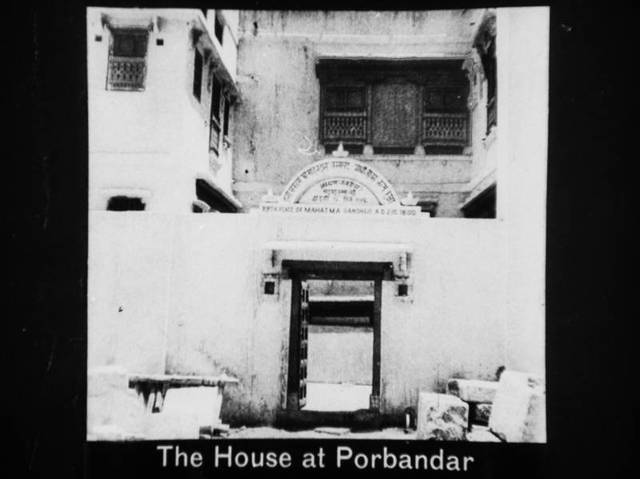 Nacimiento de Mohandas Gandhi en Porbandar, India.