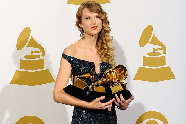Taylor wins 4 Grammys for Fearless!