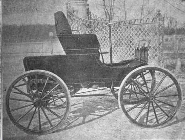 Trabajadores armaban manualmente los autos.