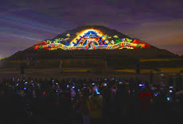 Espectáculo de luz y sonido en Teotihuacàn