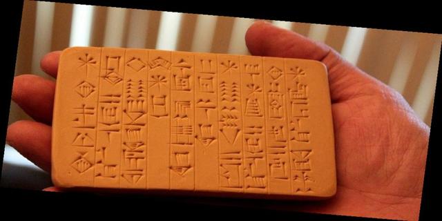 3000 a.C.: Os sumérios criam a escrita cuneiforme.