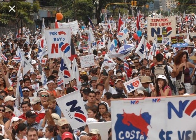 Manifestantes ante TLC en EEUU