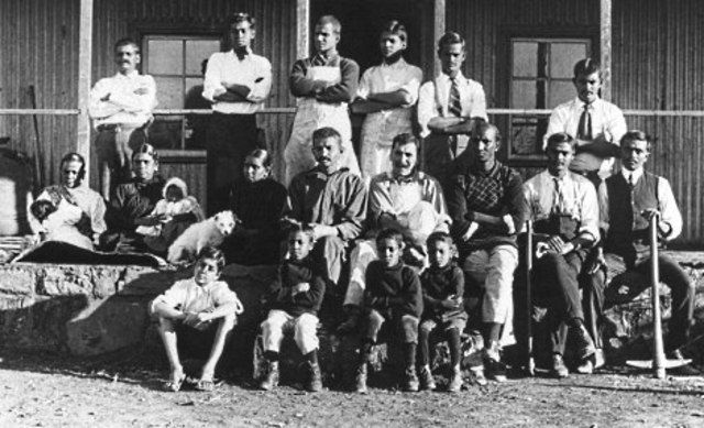 Crea una comunidad llamada Granja Tolstoi.