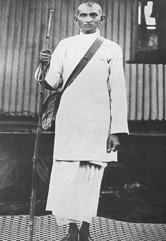 Comienza la primera guerra mundial. Gandhi regresa a la India.