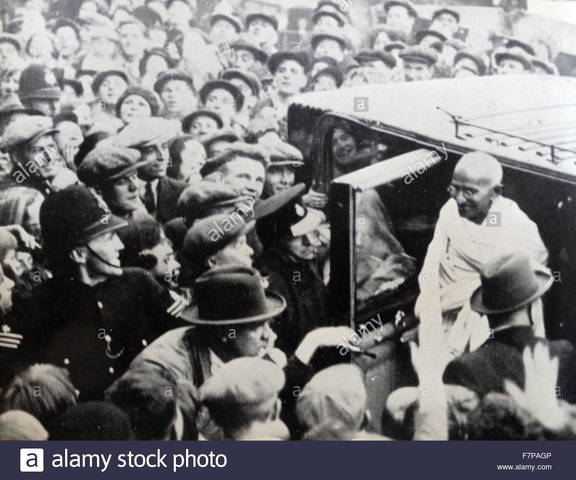 Viaja a Londres para participar en la Round Table Conference sobre la independencia de su pais.