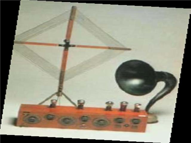 1895: Transmissão de rádio por ondas eletromagnéticas do Transmissor de Marconi.