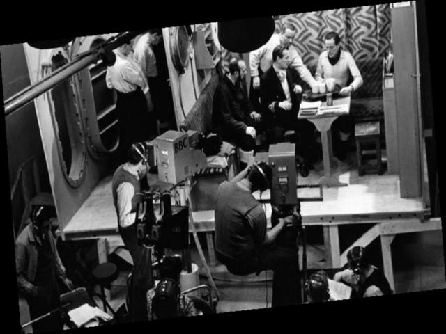 1936: Primeira transmissão televisiva, incorporando som e imagem pela BBC britânica.