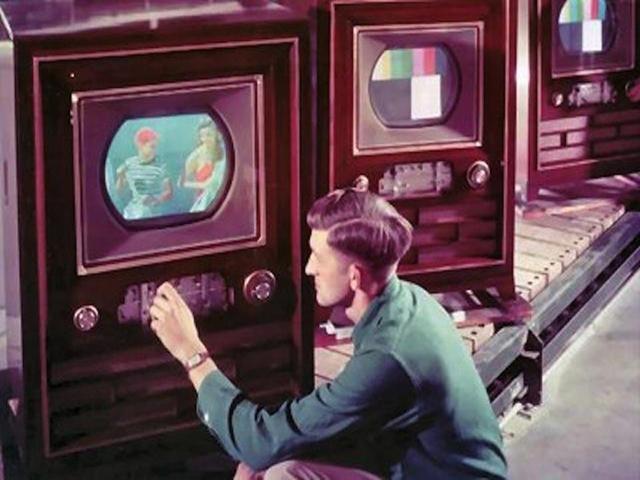 1940: Surge a TV a cores. George Stibitz interliga dois computadores via telefone, o que gerou idéias para o primeiro Modem.