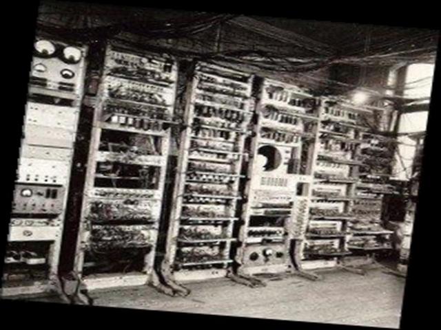 1943: Britânicos decodificam mensagens secretas alemãs com o supercomputador Colossus.