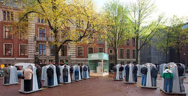 Mingitorios que convierten la orina en fertilizante para granjas cercanas