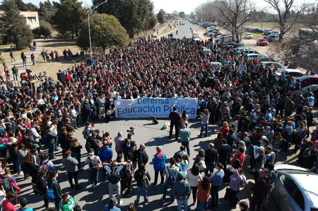 Paro docente, clases en la calle, abrazos simbólicos y reclamos en defensa de la educación pública