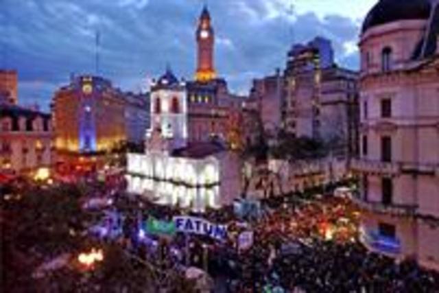 Masiva marcha por más presupuesto universitario y mejores salarios