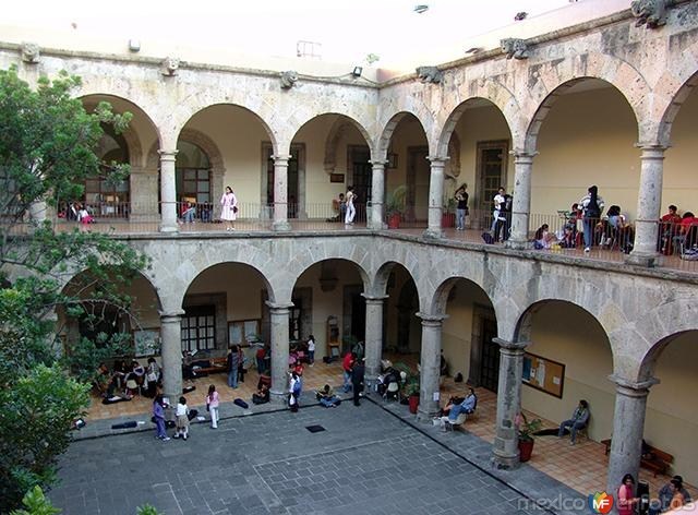 Se crea la Escuela de Turismo en la Universidad de Guadalajara.
