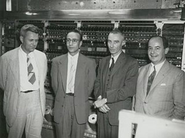 EDVAC John Von Neumann junto con Dr. John W. Mauchly y John Presper Eckert, Jr