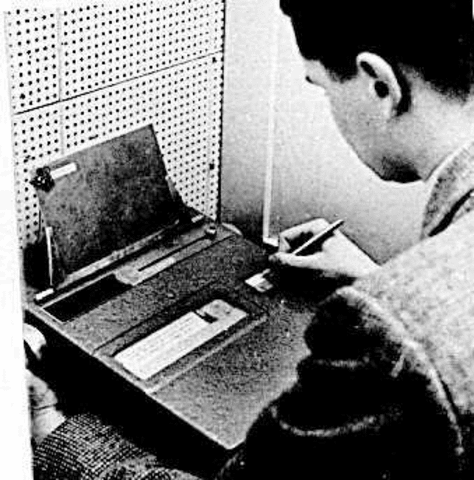 Inicios de aprendizaje basado en computadores. Máquina de Skinner