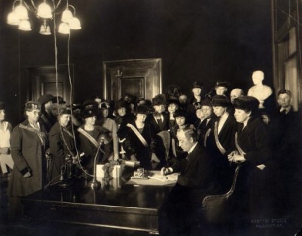 19th admendment ratified NAWSA accomplished victory and bnecame the center of the League of women voters