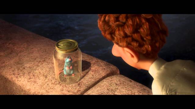 Remy helps Alfredo Linguini.