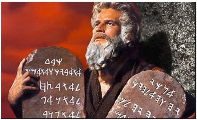 Moisés usó una piedra cincelada para transmitir los diez mandamientos