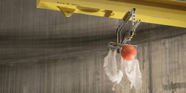 Objetos de diferente peso llegan al suelo al mismo tiempo