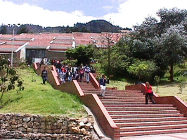 En 1984 se inaugura la sede Macarena en donde se ubicarán hasta mediados de los años noventa