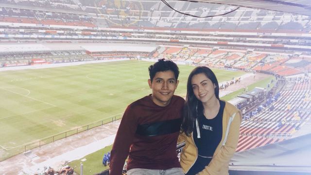 ME COMPARTES UN PEDACITO DE TI.