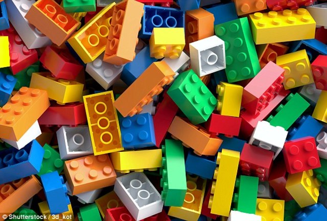 Hodgins miembro del IEEE LTSC, propone la metáfora del LEGO