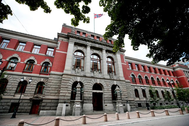 Høyesterett går av i protest