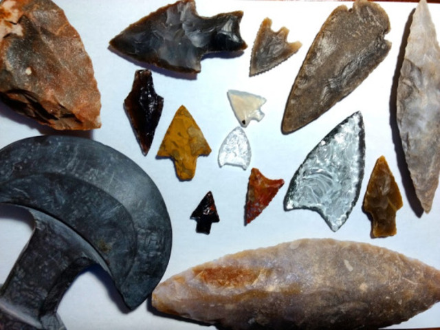 O homem constrói as primeiras tecnlogias para caçar e se alimentar