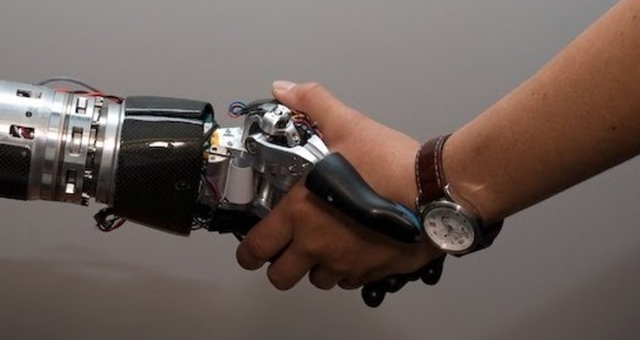 Protesis de mano con sentido de tacto