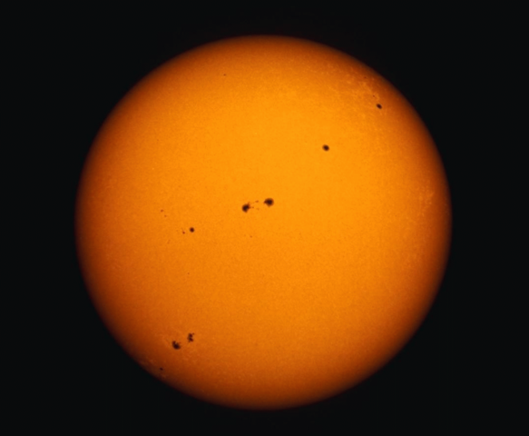 Galileo escribe un libro sobre las manchas solares