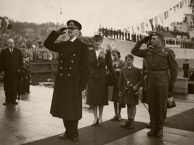 Kong Haakon VII returnerer til Norge.