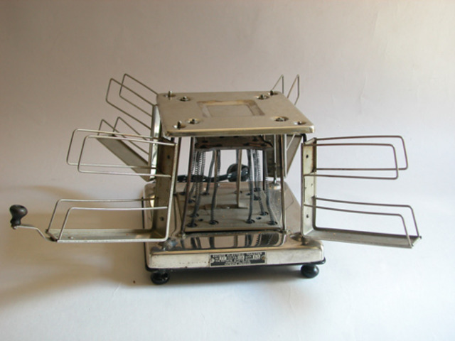 first automatic bread toaster