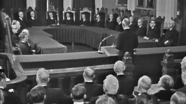 Høyesterett går av i protest