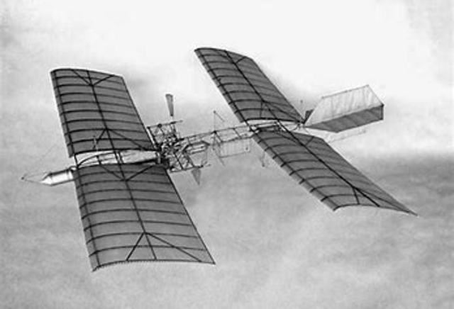 First successful flying model propelled by an internal combustion engine