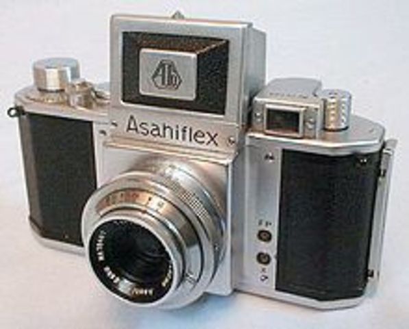 Japanese SLR using 135 film/  Asahiflex