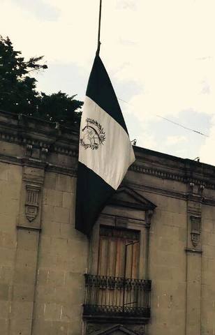 Colocación y desmontaje de la Bandera Negra, de Regina José Galindo, en Casa No´j.