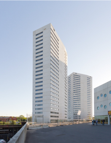 Stoker en Brander 2010. werd in 2007 gestart met de bouw van twee identieke witte torens van 75 meter hoog, Stoker en Brander.