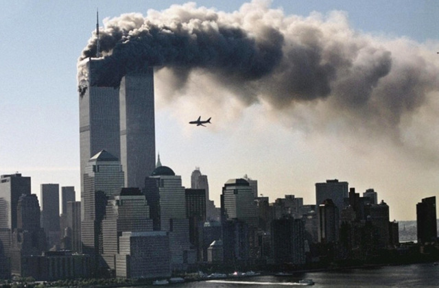 Il volo Unites Airlines 175 alle 9:03 si schianta contro la Torre Sud