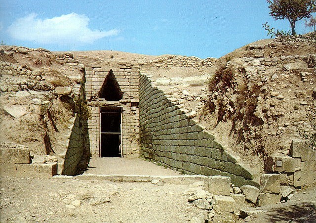 Se utilizan tumbas de Tholos por primera vez en Grecia.